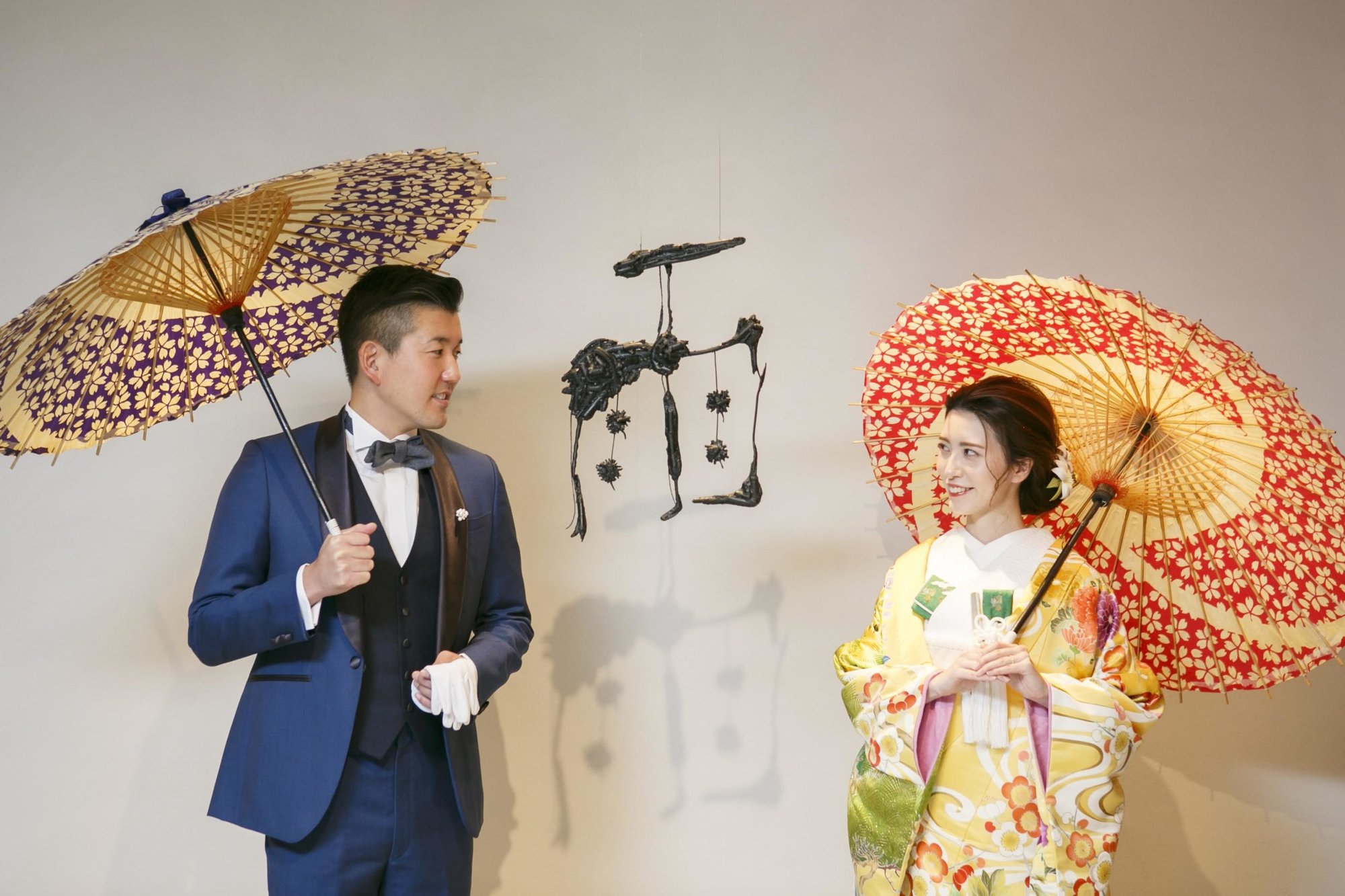 和装で向き合う新郎新婦